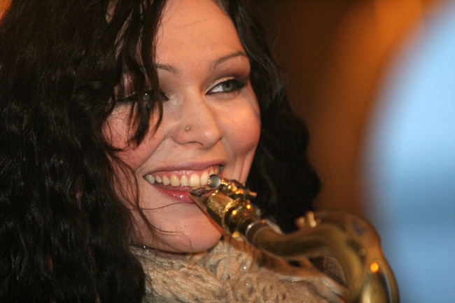 Saxgirl
Avainsanat: Sini Ikolampi MASH saksofoni hymyilee puhaltaa Saxgirl
Avainsanat: Sini Ikolampi MASH saksofoni hymyilee puhaltaa