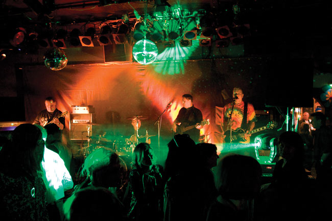 Bileet
MASH, Kairo, Kotka 2008.
Avainsanat: MASH Harri Seppälä Mara Laamanen Stenkka Aimo Ikolampi yleisö tanssijat kaunis nainen bileet Bileet
MASH, Kairo, Kotka 2008.
Avainsanat: MASH Harri Seppälä Mara Laamanen Stenkka Aimo Ikolampi yleisö tanssijat kaunis nainen bileet