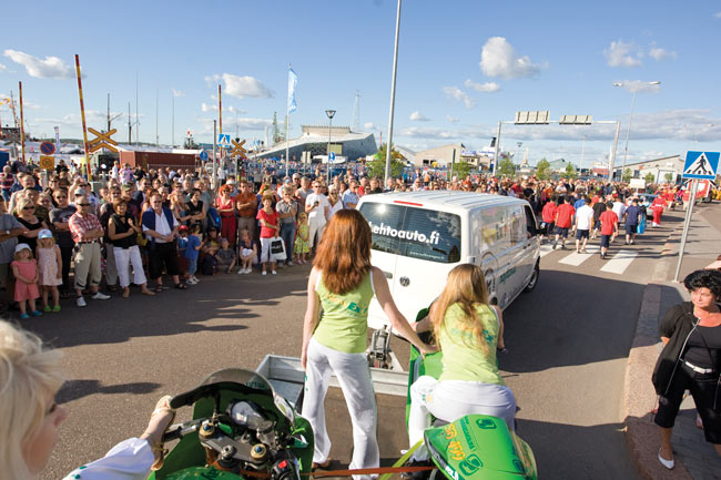 Kulkue saapuu satamaan
Newex racing team with Musakuvat.com 2008
Avainsanat: Newex racing drag racing moottoripyörät kaunis nainen seksikäs Kotka meripäivät musakuvat sponsori sponsoroida kulkue väkijoukko