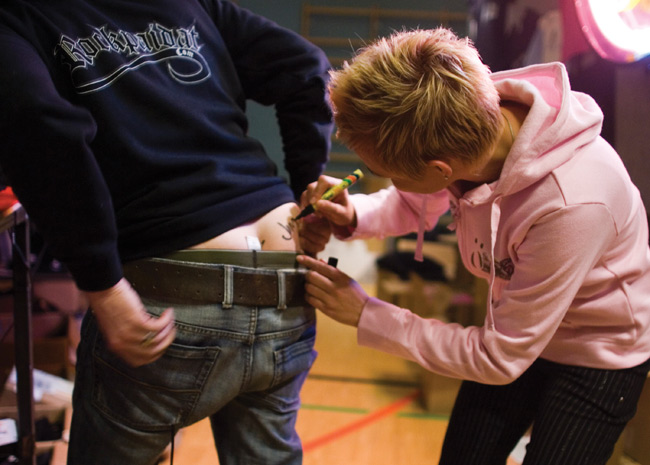 Nimmaria...mmmm... sinne...
Miina tekee työtä käskettyä
Avainsanat: Yö Valtakunta konserttikiertue Miina Mikkonen enkelille taustalaulaja jakaa nimikirjoituksia kirjoittaa nimikirjoitus takamus peppu perse kankku
