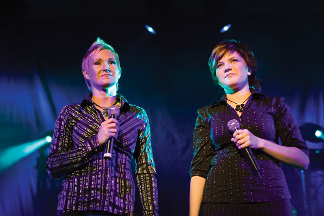 "Oi enkeli, vieläkö matkalla oot?"
Miina Mikkonen ja Suvi Teräsniska
Avainsanat: Yö Valtakunta konserttikiertue Miina Mikkonen Suvi Teräsniska enkelille taustalaulajat