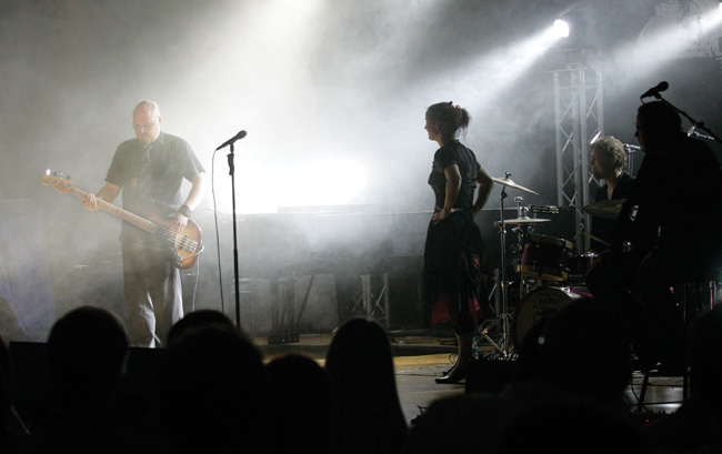 Bassosoolon seuraaminen
Niko Kokko veti mielenkiintoisen bassoefektileikin, jossa basistin elekieli soitti varmaan yhtä paljon kun sormet.
Avainsanat: Maija Vilkkumaa konserttikiertue totuutta ja tehtävää bassosoolon seuraaminen Niko Kokko Jan Pethman Mikko Kosonen