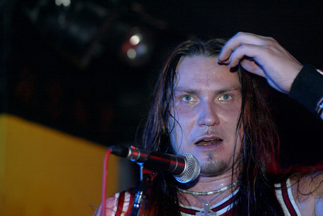 Vince raapii päätä
Vince, Mondo Bizarro, 2005.
Avainsanat: Vince Mondo Bizarro hevimies rumpali käsi raapia pitkätukka Vince raapii päätä
Vince, Mondo Bizarro, 2005.
Avainsanat: Vince Mondo Bizarro hevimies rumpali käsi raapia pitkätukka