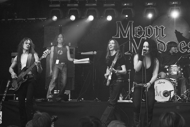 MoonMadness, Sauna Open Air, Tampere 2008.
Heidi Bergbacka - laulu
Otto Hallamaa - kitara
Juha Leppäharju - basso
Antto Nikolai - rummut
Turkka Vuorinen - koskettimet
Avainsanat: MoonMadness Sauna Open Air metal festival Heidi Bergback rumpali Antto Nikolai Otto Hallamaa Juha Leppäharju Turkka Vuorinen MoonMadness, Sauna Open Air, Tampere 2008.
Heidi Bergbacka - laulu
Otto Hallamaa - kitara
Juha Leppäharju - basso
Antto Nikolai - rummut
Turkka Vuorinen - koskettimet
Avainsanat: MoonMadness Sauna Open Air metal festival Heidi Bergback rumpali Antto Nikolai Otto Hallamaa Juha Leppäharju Turkka Vuorinen