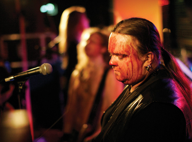 Verta
...joka paikassa.
Avainsanat: Moonsorrow Henri Sorvali veri verta yleisö kontakti live Yellowstone kasvot veressä sotkettu maski Verta
...joka paikassa.
Avainsanat: Moonsorrow Henri Sorvali veri verta yleisö kontakti live Yellowstone kasvot veressä sotkettu maski