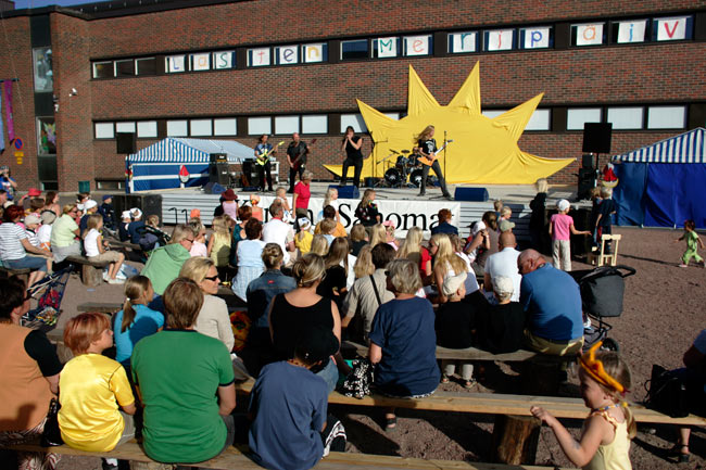 Lasten Meripäivät
Pekkasen koulun piha, Kotka 2006.
Avainsanat: Moottörin Jyrinä heviä lapsille kasarihevi lasten meripäivät pekkasen koulu kotka yleisö lapset hevarit aurinko tiilitalo