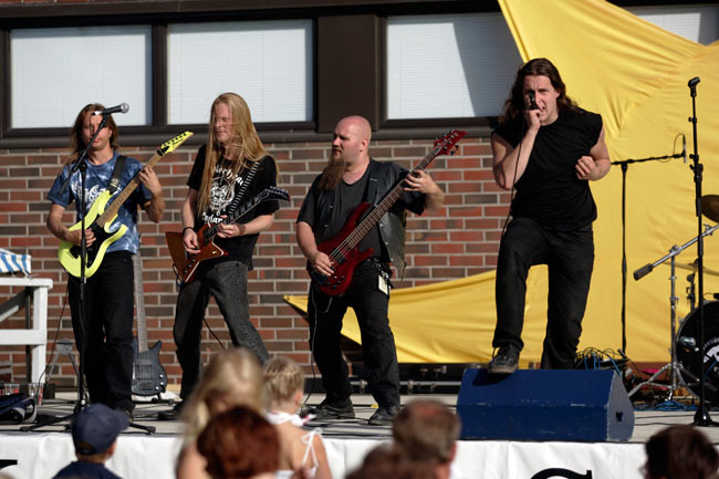 Heviä lapsille
Avainsanat: Moottörin Jyrinä heviä lapsille kasarihevi heavyrock pissahätä