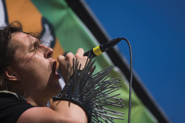 Sinkityt neljän tuumaan rautanaulat 
.... tekevät ikäviä pistoja lällärihevareiden vaatimattomiin niitteihin ja lävistyksiin.
Avainsanat: Moottörin Jyrinä Löytty open air hevi Aleksi Parviainen naulat