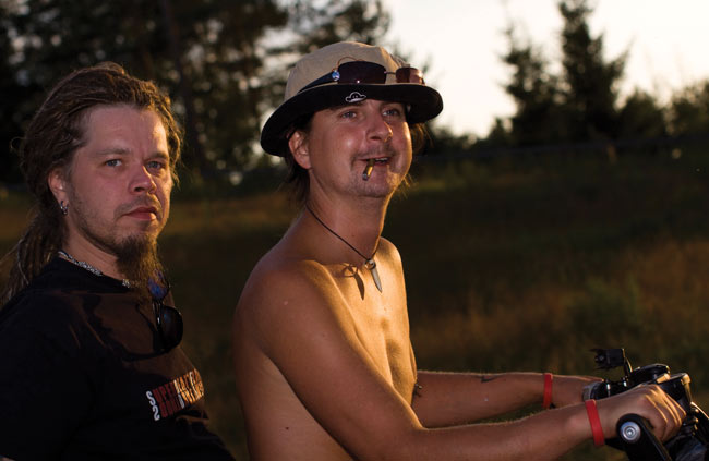 Pojat painaa duunia
Järjestelyporukkaa ilta-auringossa
Avainsanat: Dark River festival Kotka Kymi Honkala kesä mopo pojat järjestäjä töissä