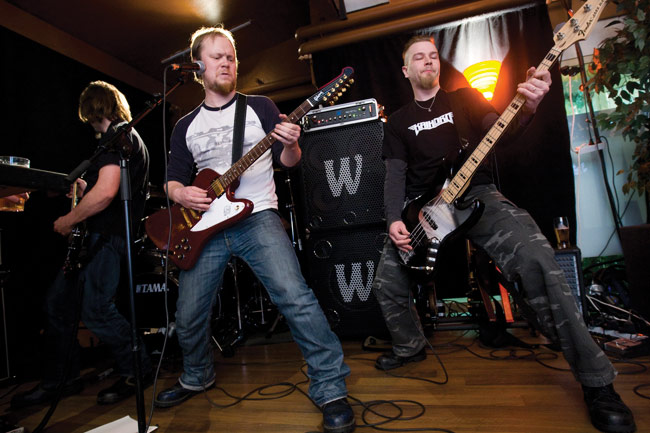 Mosesgun tykittää 2009
DWF jatkot, Back Room 09.
Avainsanat: Mosesgun Back Room Dark Winter Fest 2009 Kotka Matti Vauhkonen Vesa Winberg Jarmo 