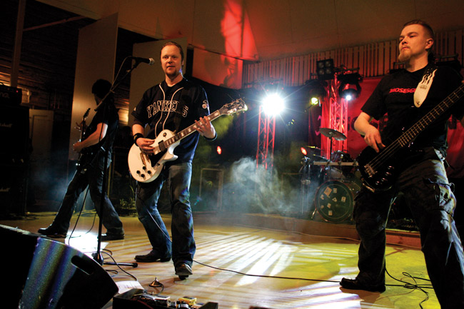 Mosesgun
Avainsanat: Mosesgun Mosesgun Vesa Vinberg Matti Vauhkonen Jarmo Landen Henkka Karvonen yleisö väki hevarit dark winter savu hevi