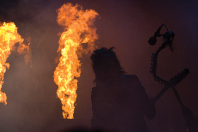 Nikki ja liekit
Nikki Sixxin silhuetti
Avainsanat: Mötley CrÃ¼e Motley Crue Nikki Sixx basisti lauluntekijä show glam rock glamour profili liekit pyrotekniikka palaa