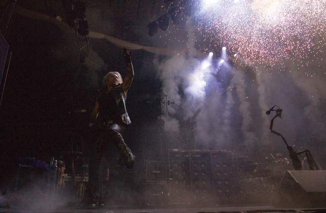 Bang!
Public Enemy
Avainsanat: Mötley CrÃ¼e Motley Crue Vince Neil live wire solisti bang pyrotekniikka räjähtää public enemy