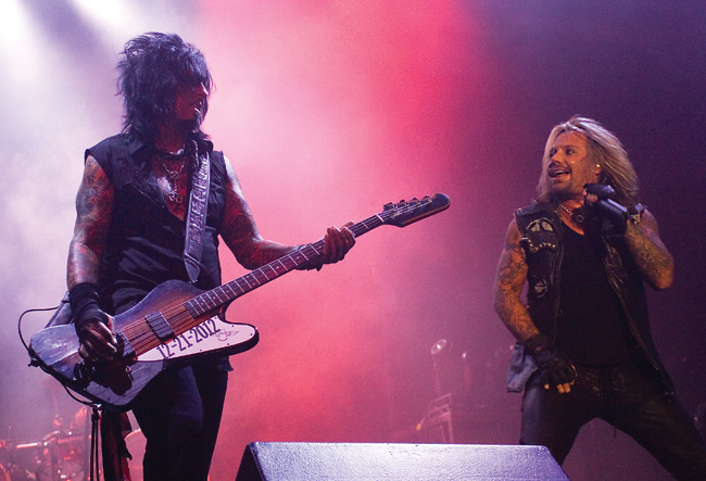 Nikki ja Vince
Mötley CrÃ¼e, jäähalli, Helsinki 2007.
Avainsanat: Mötley CrÃ¼e Motley Crue Nikki Sixx basisti 12 21 2012 Vince Neil iloinen tatuointi tatuoinnit live wire solisti