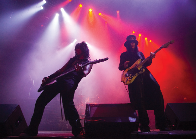 Nikki Sixx ja Mick Mars
Helsinki 2007
Avainsanat: Mötley CrÃ¼e Motley Crue Mick Mars kitaristi pääkallo Nikki Sixx basisti lauluntekijä show glam rock glamour