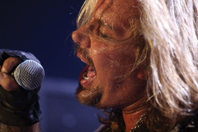 Shout!
Shout at the devil!
Avainsanat: Mötley CrÃ¼e Motley Crue Vince Neil live wire solisti lähikuva parta hikinen shout at the devil