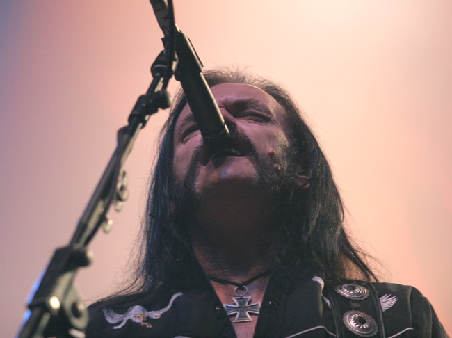 Lovin like a reptile
Lemmy Kaapelitehtaalla 2005.
Avainsanat: Motörhead Lemmy Kilmister legenda laulaja lauluntekijä basisti Overkill Ace of spades mikrofoni alaviistossa risti