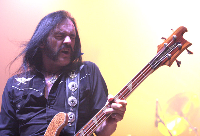 Lemmy ja särkijällä varustettu Rickenbacker
"The only time I'm easy, is when I'm..."
Avainsanat: Lemmy Kilmister Motörhead basisti lauluntekijä heavy-legenda edelläkävijä pitkätukka pulisongit Rickenbacker