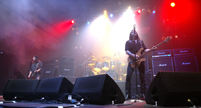 Täysi rähinä päällä
Motörhead mättää Kaapelitehtaalla, Helsinki 2005.
Avainsanat: Motörhead Lemmy Kilmister Phil Campbell monitorit Marshall lava spotti