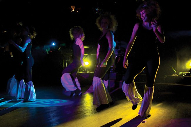 Tunnelmaa
Tanssistudio Move, Kairo, Kotka 2008.
Avainsanat: Tanssistudio Move tanssiryhmä Kairo tanssijatar puntit nainen kaunis seksikäs trikoot tunnelmallinen hämärä Tunnelmaa
Tanssistudio Move, Kairo, Kotka 2008.
Avainsanat: Tanssistudio Move tanssiryhmä Kairo tanssijatar puntit nainen kaunis seksikäs trikoot tunnelmallinen hämärä