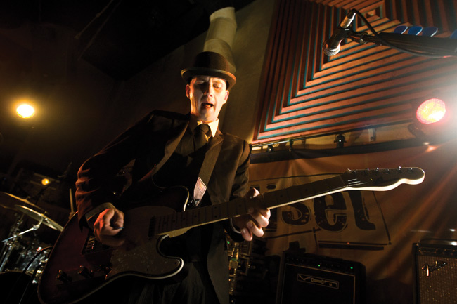 Kieli keskellä suuta
Teemu Sarkkinen 2009
Avainsanat: Mr. Hyde Band Pirulliset bileet Kotka Amarillo Teemu Sarkkinen kieli keskellä suuta