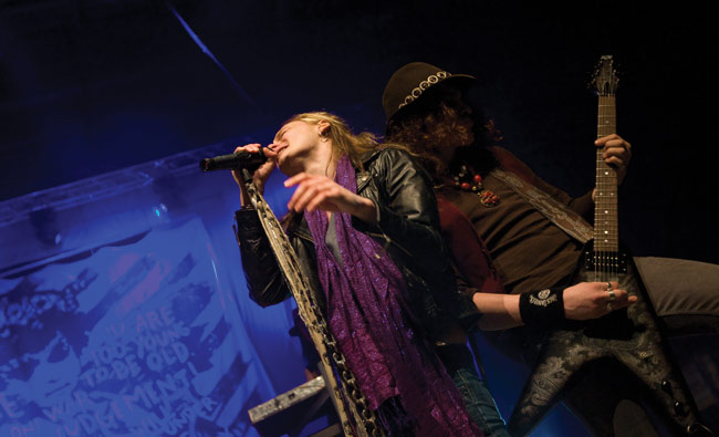 Nojaus
Jonne & Larry
Avainsanat: Negative Kouvola jäähalli Jonne Aaron Larry Love Lauri Markkula