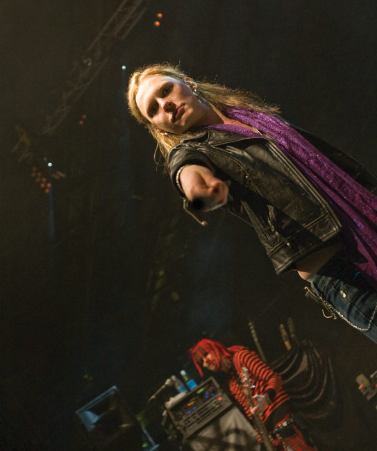 "Hey asshole, you're in wrong fucking frequency!"
Jonne Aaron
Avainsanat: Negative Kouvola jäähalli Jonne Aaron 