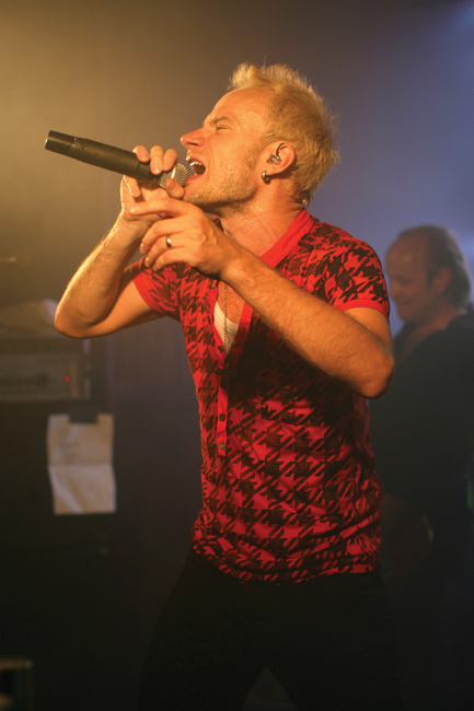 Pop-laulajan työpäivä
Ilkka Alanko, Neljä Ruusua, Kouvola 2007.
Avainsanat: Neljä Ruusua Kouvola Marilyn Vaakuna Ilkka Alanko käsi ylhäällä ruutupaita