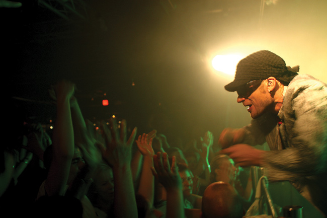 "Mä olen niin pop!"
"Siellä missä jetset, siellä julkkikset..."
Avainsanat: Neljä Ruusua Kouvola Marilyn Vaakuna Ilkka Alanko hattu kädet liike