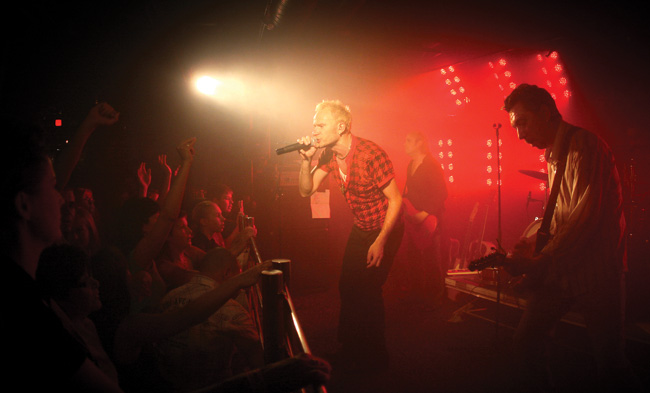 Neljä Ruusua
Marilyn, Vaakuna, Kouvola 2007.
Avainsanat: Neljä Ruusua Kouvola Marilyn Vaakuna värikuva Ilkka Alanko Petteri Kode Koistinen Jari Lade Laakkonen Jari Kämy Kämäräinen