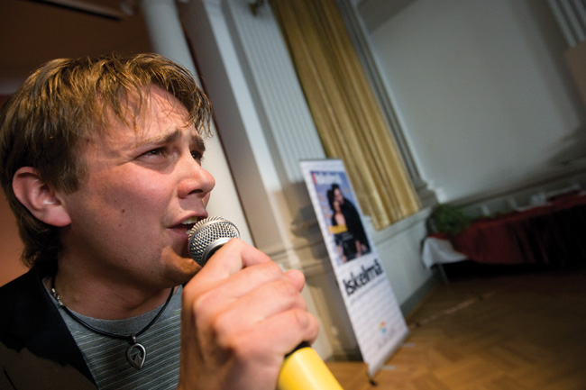 Antti Ketonen tulkitsee
Avainsanat: Neljänsuora Antti Ketonen Iskelmä-lehti julkkarit tulkita