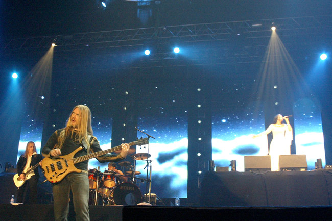 Viimeistä kertaa yhdessä
Nightwish Hartwall-areenalla 21.10.2004. Keikan jälkeen bändi jätti laulajalleen kirjeen. Yhteinen tie oli katkenut...
Avainsanat: Nightwish Marco Hietala Emppu Jukka Tarja viimeistä kertaa yhdessä Hartwall-areena