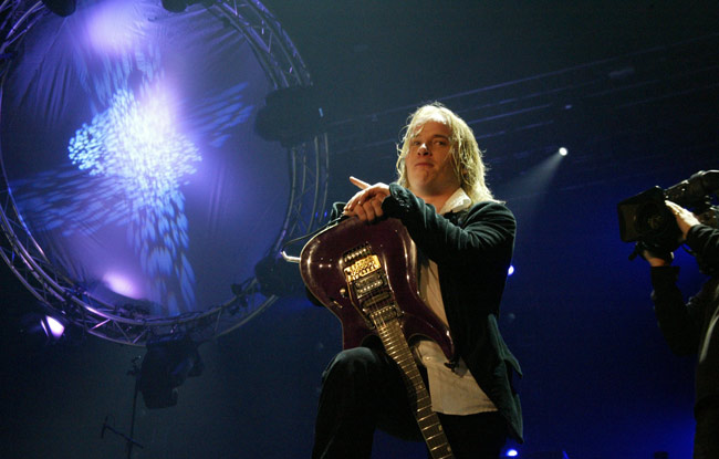 Emppu poseeraa
Avainsanat: Emppu Erno Vuorinen Nightwish poseeraa hymyillä kuvata kamera kitaristi