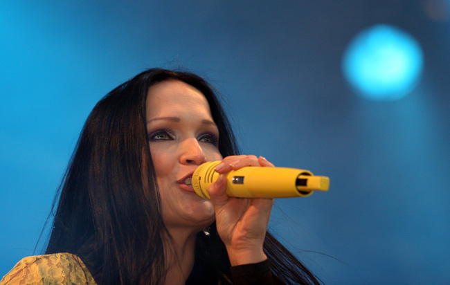 Tarja Turunen
Avainsanat: Tarja Turunen Nightwish keltainen mikrofoni kaunis katse valo laulaja