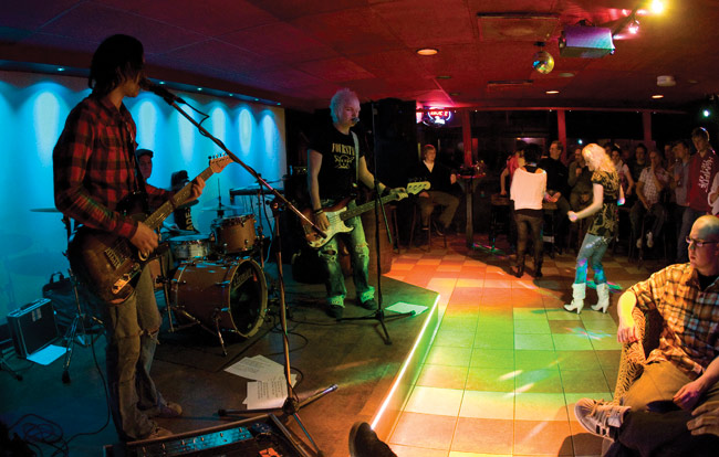 Nirvana Tribute - Seppälä - Rikala - Hämäläinen
Yellari, Kotka 2009.
Avainsanat: Nirvana Tribute Seppälä Rikala Hämäläinen Yellari Kotka Nirvana Tribute - Seppälä - Rikala - Hämäläinen
Yellari, Kotka 2009.
Avainsanat: Nirvana Tribute Seppälä Rikala Hämäläinen Yellari Kotka