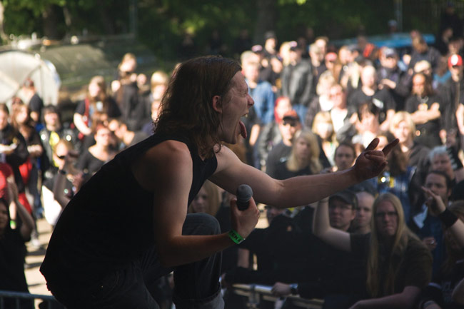 Pelkonen käyttäytyy ammattimaisesti
OG, Tampere 09
Avainsanat: Omnium Gatherun Sauna open air metal festivall Tampere yleisö Jukka Pelkonen kieli