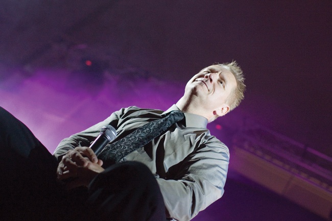 Rauhallisesti
Ollilla on Valtakunta hallussa
Avainsanat: Yö Valtakunta Olli Lindholm rauhallinen istua