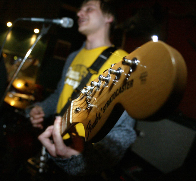 Stratocaster...
...Fender Stratocaster
Avainsanat: Fender Stratocaster kitara kitaristi kielet virityskoneisto barreote Olos