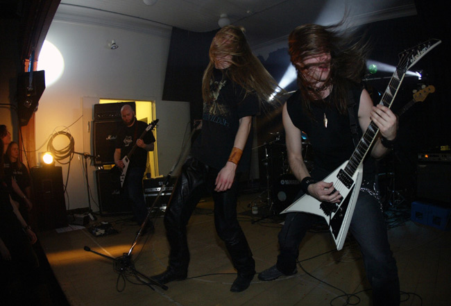 Vastatuuleen
Onko Omnium Gatherumin ura sittenkin kääntymässä vastatuuleen vai mikä se pukkaa tukkaa silmille?
Avainsanat: Omnium Gatherum heilua tuulee liike hiukset silmillä heavy metalli Markus Vanhala og