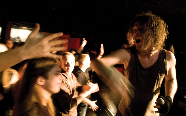 Loppukättely
Jukka Pelkonen ja Donington rock clubin yleisö, Kouvola 2008.
Avainsanat: Omnium Gatherum OG Ompparit Donington rock club Kouvola Jukka Pelkonen loppukättely yleisö kädet liike