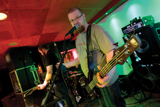 Myrkkymaalin ja venetervan tuoksuinen trio
Osasto, Yellari, Kotka 2009
Avainsanat: Osasto Yellari Kotka Janne Ruuska Hate Heininen Antti Kervinen päiväkirja