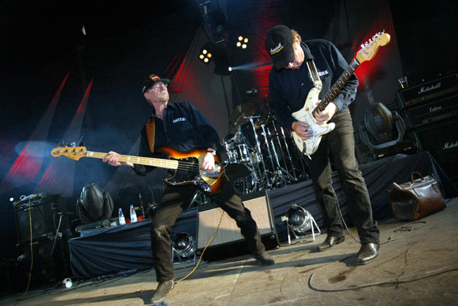 Osters 2005
Metsäkylän Mötorhead
Avainsanat: Osters vedätys show rock heavy lippis hattu sedät papat