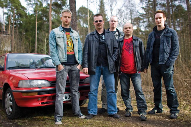 Tahtoo tien päälle
Paha Susi:
Toni - laulu
Jaska - rummut
Heka - kitara
Tuomo - kitara
Arttu - basso
Avainsanat: Paha Susi Kotka Karhula suomirock Toni Jaska Heka Tuomo Arttu ulkona kevät poseerata farkut toyota corolla