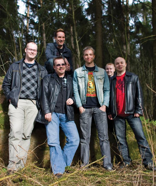 Paha Susi metsän reunassa
Avainsanat: Paha Susi Kotka Karhula suomirock Toni Jaska Heka Tuomo Arttu rummut ulkona kevät metsä poseerata kivi farkut