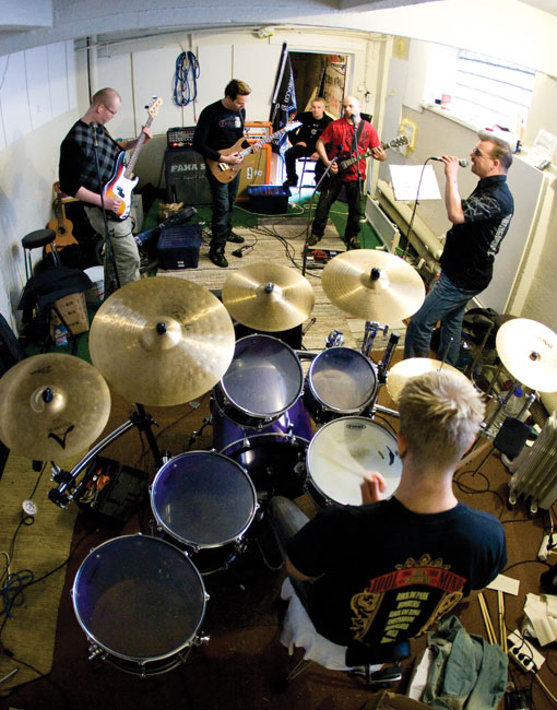 Treenikämpällä
Avainsanat: Paha Susi Kotka Karhula suomirock Toni Jaska Heka Tuomo Arttu rummut soittokämppä harjoitella Sunila rumpali