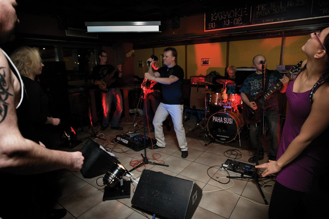 Kutittaa tanssijalkaa
Paha Susi, Mesikämmen 09.
Avainsanat: Paha Susi Mesikämmen Arttu Heka Tuomo Toni Jaska yleisö tytöt tanssia