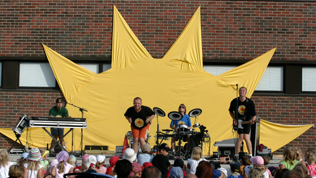 Palikat
Ari Bergström, Mats Lillrank,  Hannu Mäkelä ja Timo Nuutinen, Kotka 2006.
Avainsanat: Mats Lillrank Ari Bergström Hannu Mäkelä Timo Nuutinen aurinko Fröbelin Palikat polvet yhdessä sutsisatsi yleisö lapset