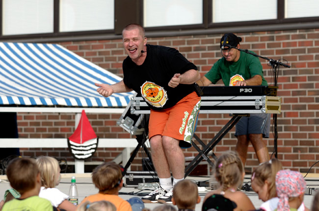 Sutsisatsisatsaa
Avainsanat: Fröbelin palikat Mats Lillrank Ari Bergström lasten meripäivät sutsisatsisatsaa