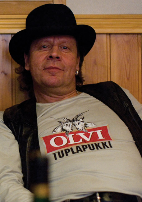 Pate Mustajärvi 2007
Avainsanat: Pate Mustajärvi Olvi tuplapukki mainospaita takahuone rento soolokeikka Popeda