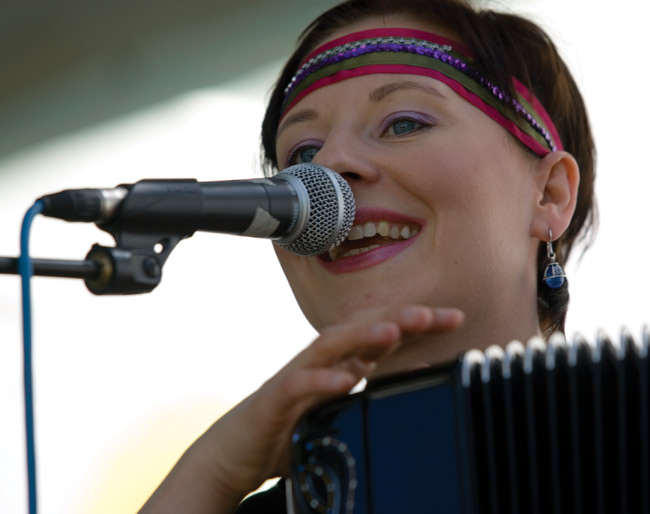 Pauliina Lerche 2007
Karjalaisen musiikin sanansaattaja
Avainsanat: Pauliina Lerche kannel suomalainen karjalainen perinteinen runonlaulaja iloinen panta nauha haitari hanuri kurttu